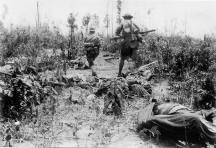 Biết rằng mình đang bị vây chặt, tất cả mọi ưu thế về quân số, hỏa lực, bố trí binh lực, tính bất ngờ… đều thuộc về địch, quân ta chỉ có ý chí quyết tâm cao và thông thạo địa hình, tiểu đội trưởng Bùi Ngọc Đủ chia quân thành 3 tổ, mỗi tổ 3 người phụ trách các hướng khác nhau.