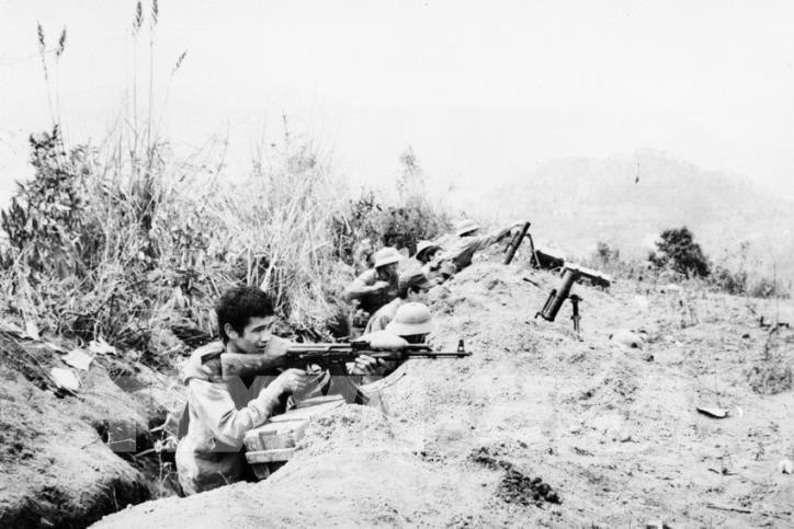 Không hề có chi viện, chỉ lợi dụng địa hình địa vật, tận dụng các ụ đất, đá, con suối để ẩn nấp, bố trí hỏa lực một cách thông minh, các chiến sĩ quân giải phóng đã đẩy lui 15 đợt tấn công, của hơn 200 lính thủy quân lục chiến Mỹ được pháo binh và không quân chi viện, bảo vệ thành công kho đạn.