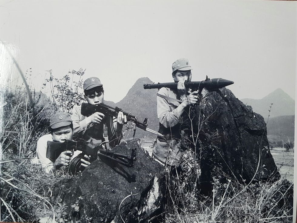 Lính Mỹ thay phiên nhau tấn công liên tục, dồn dập khiến các chiến sĩ của ta không có một phút nào được nghỉ ngơi, tất cả họ đều không ăn, không uống, nhịn mọi nhu cầu cá nhân, suốt một ngày trời quần nhau quyết liệt cùng địch trên ngọn đồi Không Tên. Đến cuối buổi chiều, quân địch đã gần như kiệt sức, không còn đủ sức tổ chức tấn công thêm.