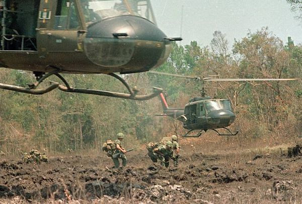 Rạng sáng ngày 28/2/1967, thủy quân lục chiến Mỹ bất ngờ dùng trực thăng đổ 200 lính biệt kích, thủy quân lục chiến lên khu vực đồi Không Tên nhằm phá hủy kho đạn dược, mà theo đánh giá của Mỹ là cực lớn của quân giải phóng. Một trận đánh không cân sức đã diễn ra quanh con suối La La, ngay dưới chân đồi.