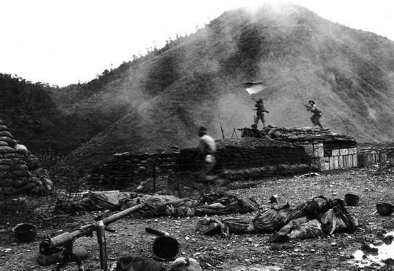 Trận đánh diễn ra từ 7 giờ sáng đến 5 giờ chiều ngày 28/2/1967 trên một ngọn đồi dưới chân núi Cù Đinh, thuộc làng Chanh, xã Tân Kim, Cam Lộ, Quảng Trị giữa 1 tiểu đội quân giải phóng miền Nam Việt Nam, bảo vệ kho thuộc Tiểu đoàn 1, Trung đoàn pháo binh 84 và 200 lính biệt kích thủy quân lục chiến - lực lượng tinh nhuệ nhất chỉ nhận người tình nguyện của quân đội Mỹ.