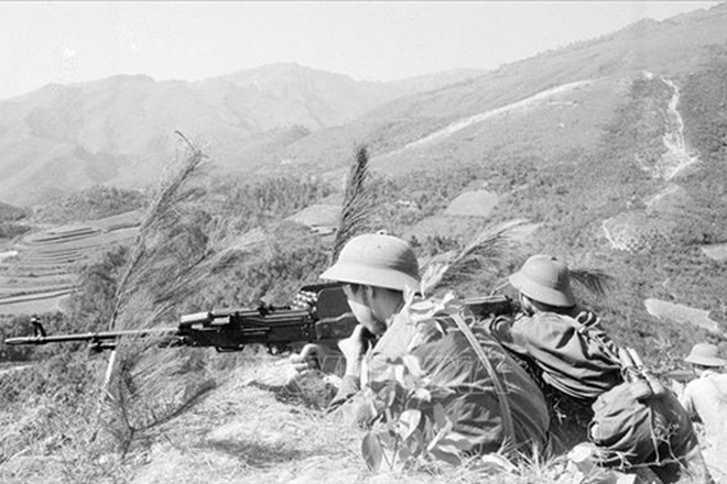 Dù bị tấn công bất ngờ, nhưng các chiến sĩ quân giải phóng không hề hoảng loạn, nhanh chóng bố trí đội hình chiến đấu, kiên nhẫn chờ cho địch đến thật gần mới đồng loạt nổ súng, vừa tạo ra hiệu suất tác xạ rất cao, vừa gây nên nổi khiếp đảm khủng khiếp cho quân Mỹ, khiến chúng tưởng rằng quân số của ta đông ngang bằng hoặc thậm chí hơn.