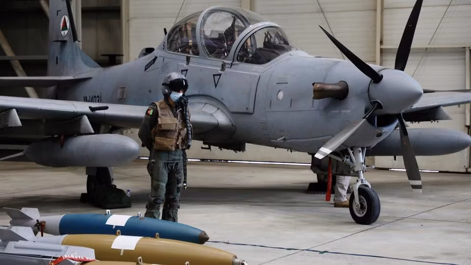 Theo thông tin từ Hạ nghị sĩ Afghanistan Haji Ajimar Rahmani cho biết, trong một hội thảo trên web gần đây, do Mỹ rút các nhà thầu quốc phòng khỏi Afghanistan, nên 160 trong số hơn 160 máy bay của Không quân Afghanistan, 1/3 đã không thể bay.