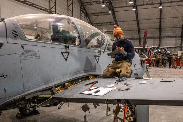 Ông Mackenzie cũng cho biết, Quân đội Mỹ cũng đang chuẩn bị vận chuyển các máy bay chiến đấu của Afghanistan đến một nước thứ ba, nơi chúng sẽ được sửa chữa và bảo dưỡng trước khi được đưa trở lại Afghanistan.