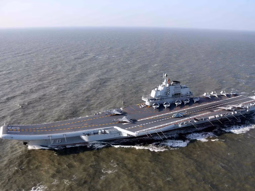 Do đó, trong biên đội tàu sân bay Trung Quốc, tiêm kích hạm sẽ đảm nhiệm vai trò chính tiến công các mục tiêu mặt đất, mặt nước; nhiệm vụ chính các tàu khu trục là đảm nhiệm phòng không hạm và chống ngầm trong biên đội và chỉ đảm nhiệm vai trò phụ trợ tiến công mặt đất; vì vậy vai trò của Type 055 có ý nghĩa đặc biệt đối với biên đội tàu sân bay của Hải quân Trung Quốc.