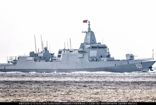 Ngoài ra, Type 055 được trang bị tên lửa hành trình tấn công mặt đất CJ-10 (tương tự tên lửa Kh-55 của Liên Xô cũ); pháo hạm tấn công mặt đất loại H/PJ-38 130 mm. So với tàu khu trục 052D, Type 055 không chỉ có lượng giãn nước lớn hơn mà còn mang nhiều vũ khí hơn.