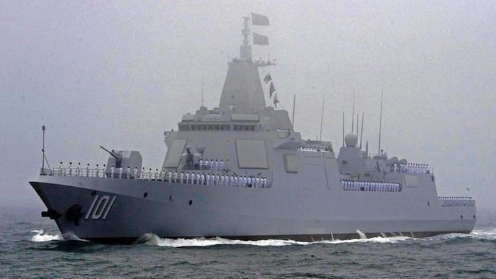 Với chiều dài 183m, tốc độ tối đa 35 hải lý/h, lượng giãn nước đầy tải lên tới gần 13.000 tấn, khu trục hạm Type 055 hiện là chiến hạm có lượng giãn nước lớn nhất trên thế giới, vượt qua chiến hạm Sejeong Đại Đế của Hàn Quốc giữ kỷ lục trước đó.