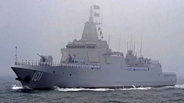 Với chiều dài 183m, tốc độ tối đa 35 hải lý/h, lượng giãn nước đầy tải lên tới gần 13.000 tấn, khu trục hạm Type 055 hiện là chiến hạm có lượng giãn nước lớn nhất trên thế giới, vượt qua chiến hạm Sejeong Đại Đế của Hàn Quốc giữ kỷ lục trước đó.