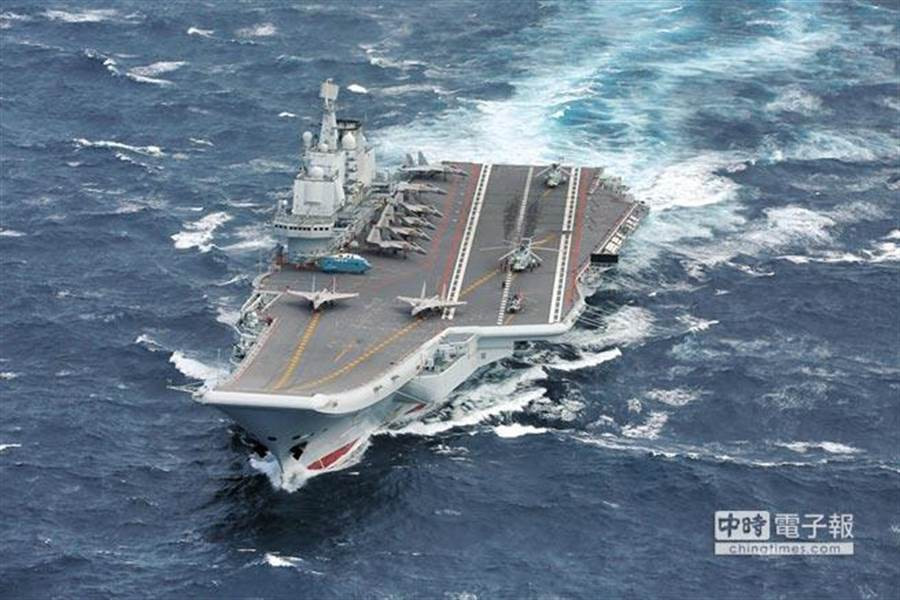 Trong khi đó, tàu sân bay giữ vai trò là trung tâm của đội hình và là lực lượng chính của các cuộc không kích. Khi thực hiện nhiệm vụ tấn công các mục tiêu trên mặt đất, các cuộc tấn công máy bay chiến đấu thực hiện, sẽ có hiệu quả hơn nhiều so với các tên lửa được phóng từ trên tàu, cho dù là ở bất kỳ cự ly nào.