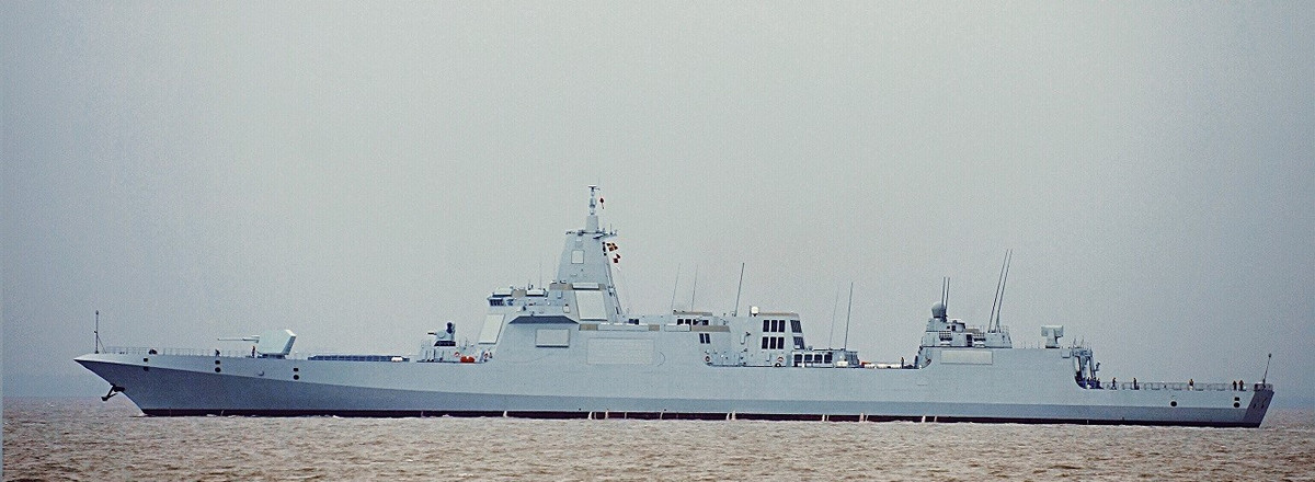 Trang bị cốt lõi của Type 055 là radar băng tần kép và hàng trăm tên lửa phòng không, nên nhiệm vụ chính của Type 055 là phòng không, chống ngầm, tiến công các mục tiêu mặt đất, trinh sát…và đóng vai trò là "xương sống" trong phòng không hạm và thu thập thông tin trong biên đội tàu sân bay của Hải quân Trung Quốc.