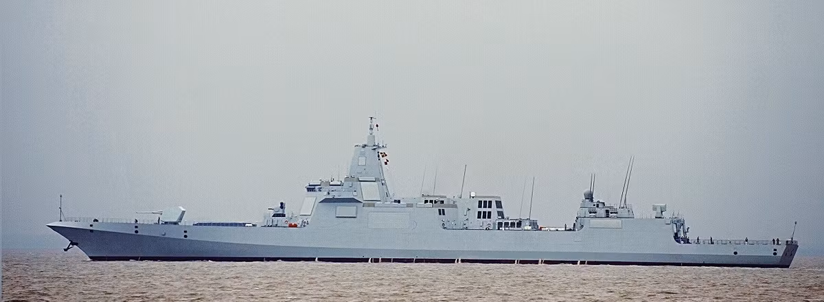 Trang bị cốt lõi của Type 055 là radar băng tần kép và hàng trăm tên lửa phòng không, nên nhiệm vụ chính của Type 055 là phòng không, chống ngầm, tiến công các mục tiêu mặt đất, trinh sát…và đóng vai trò là "xương sống" trong phòng không hạm và thu thập thông tin trong biên đội tàu sân bay của Hải quân Trung Quốc.