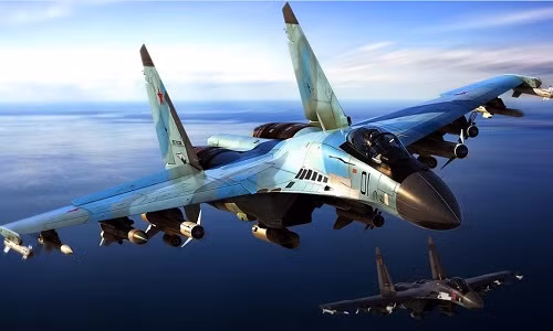 Su-35 có 12 mấu treo vũ khí, có khả năng mang tới 8 tấn vũ khí các loại, cho đa mục đích sử dụng. Trên các giá treo có thể mang tới 12 tên lửa tầm ngắn và 6 tên lửa tầm tầm trung; hoặc 8 bom có điều khiển KAB-500KR. Su-35 cũng được trang bị một pháo hàng không GSh-30-1, cơ số đạn 150 viên.