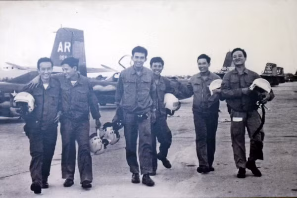 Không quân Việt Nam đưa vào sử dụng loại cường kích này bắt đầu từ cuối tháng 4/1975. Ngày 28/4/1975, phi đội Quyết thắng của không quân nhân dân Việt Nam gồm 5 chiếc A-37 đã dội bom xuống sân bay Tân Sơn Nhất gây nhiều thiệt hại nặng nề cho quân ngụy Sài Gòn.