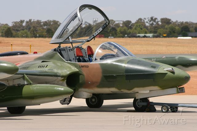 Bên cạnh đó, cường kích cơ A-37 vẫn giữ lại thiết kế buồng lái hai người như trên kiểu máy bay gốc T - 37Cs, một vị trí cho phi công điều khiển máy bay và một vị trí dành cho sĩ quan điều khiển vũ khí.