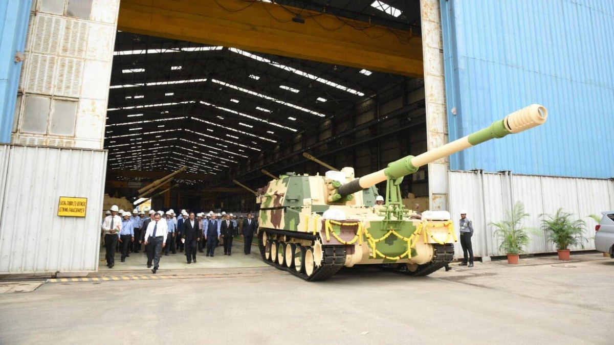 Theo các nguồn tin từ Bộ Quốc phòng Hàn Quốc, phiên bản pháo tự hành K-9 bán cho Ấn Độ là phiên bản sửa đổi từ K9 Thần sấm, do Samsung Techwin sản xuất cho quân đội Hàn Quốc.