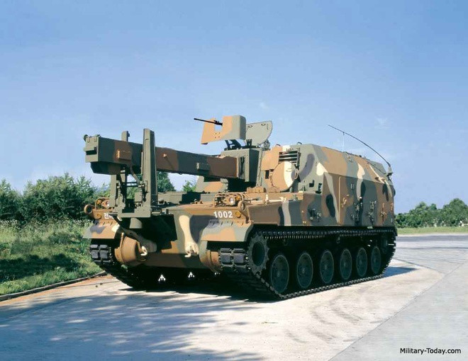 Phía Ấn Độ đảm nhận chế tạo thân xe, tháp pháo và 14 hệ thống phụ khác liên quan đến thông tin liên lạc và điều khiển hỏa lực. Hợp đồng mua K9 không kèm theo xe tiếp đạn K10 được phát triển trên cơ sở khung gầm của K9.