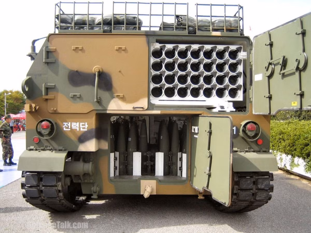 Khẩu đội sử dụng pháo là 5 người, K9 có thể sẵn sàng khai hỏa chỉ sau 30 giây triển khai và mang theo cơ số đạn 48 viên. Pháo được hỗ trợ bởi xe tiếp đạn K10, trong vòng chưa đầy 18 phút có thể bổ sung đầy đạn cho pháo.