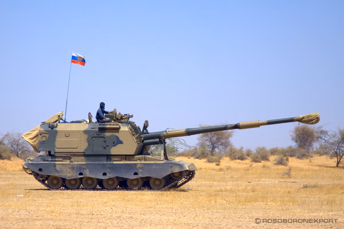 Trước đó, quân đội Ấn Độ đã đánh giá 2 loại lựu pháo tự hành K9 Thunder 155 mm của Hàn Quốc và 2S19 Msta phiên bản 155 mm của Nga. Quá trình bắn thử 2 loại lựu pháo tự hành diễn ra tại trường bắn Pokharan, Rajasthan, Ấn Độ đã hoàn tất vào tháng 9/2015. Lựu pháo tự hành K9 đã chiến thắng đối thủ Msta của Nga. Nguồn ảnh: Chosul.