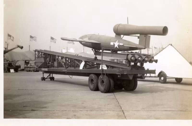 Vậy mà, đúng là thế gian lại có những kẻ ngốc nghếch thật! Mùa hè năm 1944, với mục đích lôi kéo đồng minh, người Anh tặng cho Liên Xô xác một quả bom bay V-1 khá nguyên vẹn của Đức Quốc xã mà họ thu được. Món quà này giúp Liên Xô có bước phát triển mang tính đột phá về kỹ thuật tên lửa.