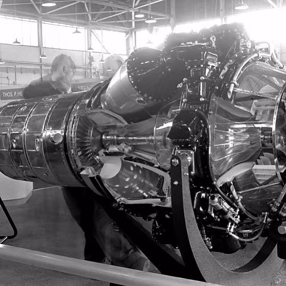 Liên Xô lập tức bỏ tiền mua ngay 10 động cơ Derwent và 10 động cơ Nene. Tiếp đó, vì tiền mà mụ mị đầu óc, người Anh lại bán tiếp 2 đợt tổng cộng 55 chiếc động cơ Nene quý giá. Cục thiết kế Mikoyan sau khi nhận được các động cơ loại RD-45, đã chế tạo được loại máy bay chiến đấu thần thánh MiG-15, làm nên niềm kiêu hãnh của không quân Liên Xô thời đó.