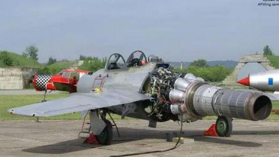 Ban đầu Liên Xô phỏng chế các loại động cơ Junker Jumo 004 và BMW 003 của Đức; sau đó tự nghiên cứu chế tạo ra các loại động cơ phản lực không khí TP-1 và động cơ tua-bin phản lực cánh quạt RD-10A/20 đầu tiên của riêng mình; nhưng sau khi sản xuất hàng loạt thì phát hiện ra độ tin cậy rất kém.