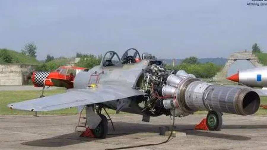 Ban đầu Liên Xô phỏng chế các loại động cơ Junker Jumo 004 và BMW 003 của Đức; sau đó tự nghiên cứu chế tạo ra các loại động cơ phản lực không khí TP-1 và động cơ tua-bin phản lực cánh quạt RD-10A/20 đầu tiên của riêng mình; nhưng sau khi sản xuất hàng loạt thì phát hiện ra độ tin cậy rất kém.