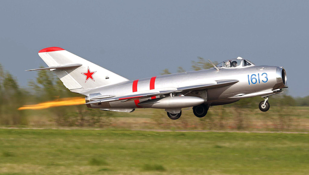 Không ai biết rằng những chiếc tiêm kích MiG-15 đó đang được lắp động cơ “Nene-RD-45” mà Liên Xô sao chép của không quân Hoàng gia Anh. Động cơ phản lực không khí (Jet engine), là một dạng của động cơ phản lực sử dụng oxy từ không khí cùng nhiên liệu, tạo ra lực đẩy phản lực và giống với các động cơ phản lực ngày nay.