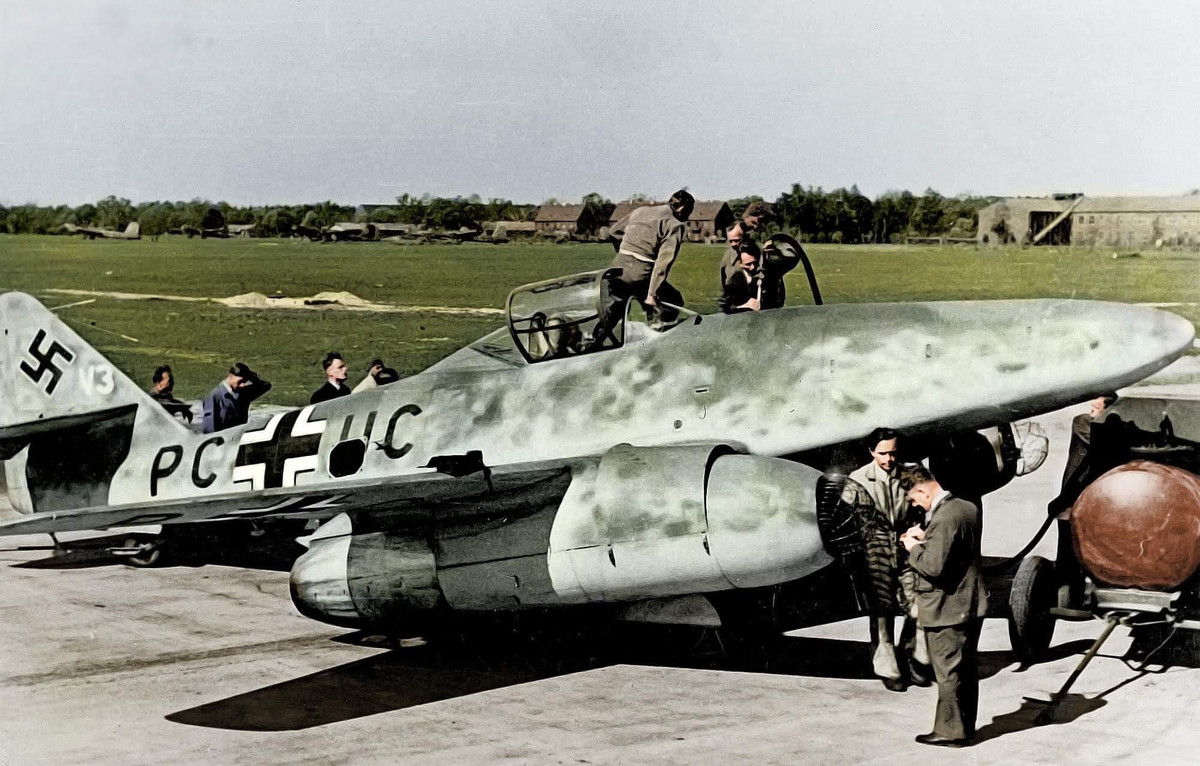 Sau khi chiến tranh kết thúc, nhận thấy ưu thế lớn của máy bay phản lực, Mỹ và Liên Xô “chạy đua” lấy hết tài liệu kỹ thuật và các linh kiện của Me-262 rồi kết hợp với vốn liếng kỹ thuật của mình, để nhanh chóng phát triển ra loại máy bay chiến đấu phản lực của mỗi nước, không quân các nước dần dần bước vào thời đại phản lực hóa. 