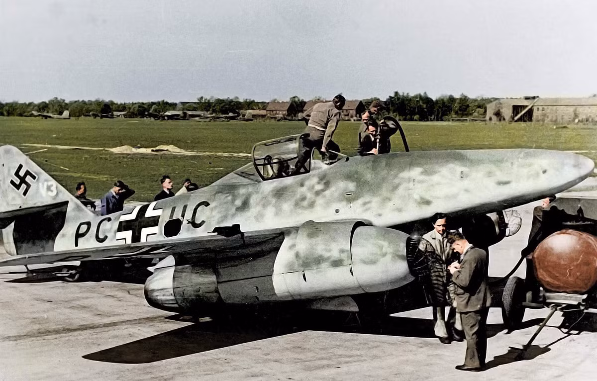 Sau khi chiến tranh kết thúc, nhận thấy ưu thế lớn của máy bay phản lực, Mỹ và Liên Xô “chạy đua” lấy hết tài liệu kỹ thuật và các linh kiện của Me-262 rồi kết hợp với vốn liếng kỹ thuật của mình, để nhanh chóng phát triển ra loại máy bay chiến đấu phản lực của mỗi nước, không quân các nước dần dần bước vào thời đại phản lực hóa. 