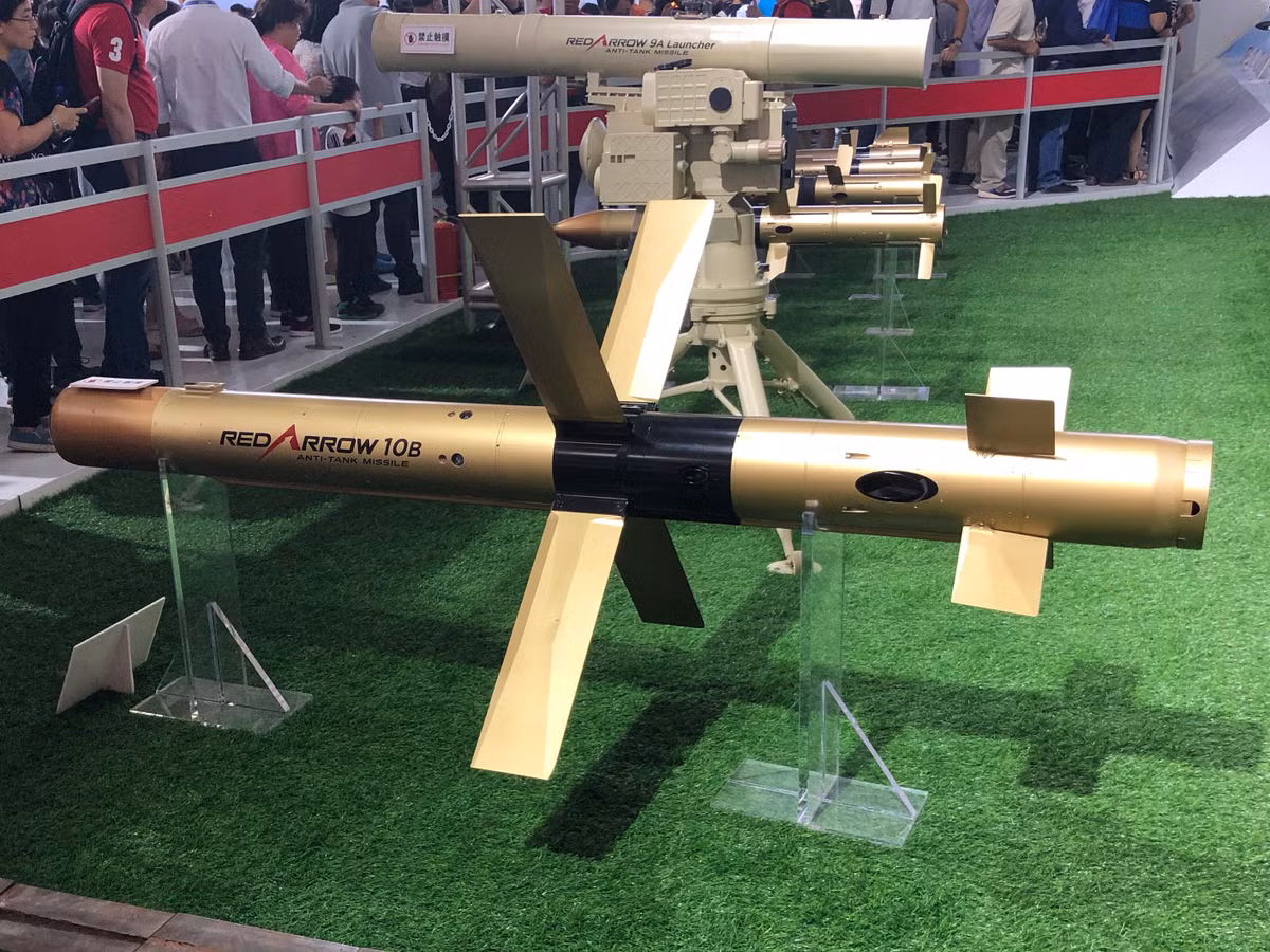 Phiên bản xuất khẩu tên lửa AKD-10 có tên Blue Arrow-7 (HJ-7), có tầm bắn 7 km, trọng lượng 46 kg, khả năng xuyên giáp 1.400 mm. Khi được trang bị tên lửa AKD-10, Z-20 sẽ có khả năng tấn công không đối đất chính xác tầm xa mạnh mẽ. Nguồn ảnh: Sina