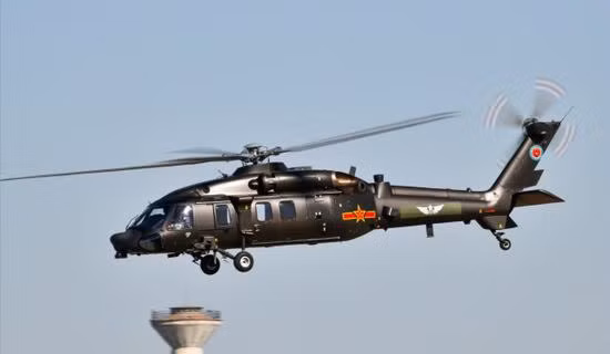 Z-20 là loại máy bay trực thăng vận tải đa năng, có tải trọng 10 tấn của Trung Quốc, được phát triển trên cơ sở trực thăng Black Hawk nổi tiếng của Mỹ; sau thời gian phát triển, Z-20 đã đi vào chế độ sản xuất hàng loạt. Nguồn ảnh: Sina