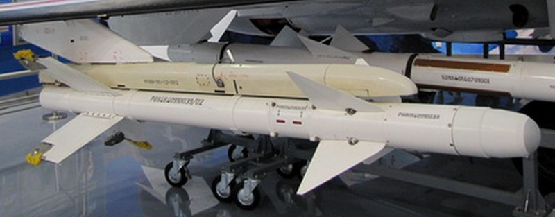 Vũ khí đi cùng với tiêm kích Lavi là là tên lửa không đối không tầm nhiệt Python-3. Đây là loại tên lửa có khả năng điều khiển bằng kính ngắm gắn trên mũ bay của phi công. Loại tên lửa này đã được Trung Quốc sản xuất vào năm 1989 với tên gọi PL-8, và vẫn được sử dụng cho đến ngày nay.