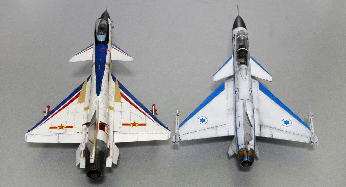 Những ảnh hưởng của Israel đối với thiết kế của máy bay J-10 là không thể chối cãi, khi máy bay có hình dáng tương tự, cánh chính hình tam giác, cánh vịt (cánh canard) ở mũi, cửa hút khí ở bụng; đuôi đứng, không có cánh ngang.