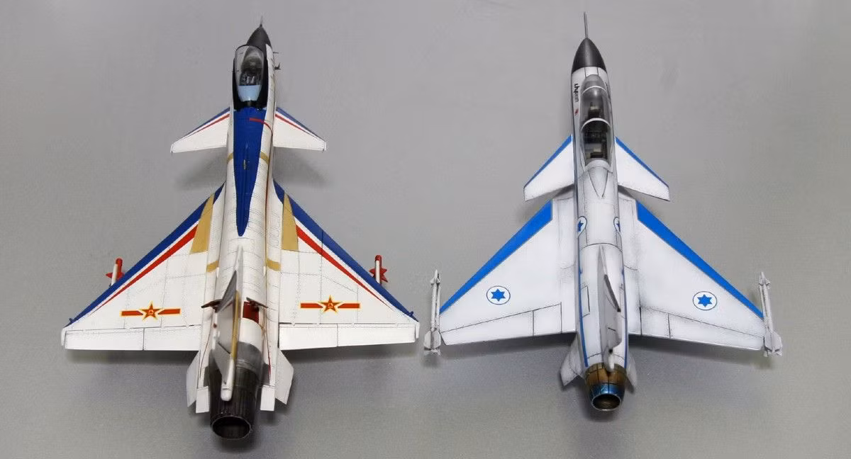 Những ảnh hưởng của Israel đối với thiết kế của máy bay J-10 là không thể chối cãi, khi máy bay có hình dáng tương tự, cánh chính hình tam giác, cánh vịt (cánh canard) ở mũi, cửa hút khí ở bụng; đuôi đứng, không có cánh ngang.