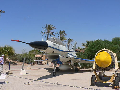 Kết quả là máy bay chiến đấu Lavi ra đời, có nhiều tính năng hiện đại hơn cả F-16A của Mỹ. Không chỉ để sử dụng, Israel còn muốn xuất khẩu Lavi; nhưng Mỹ với tư cách là quốc gia đóng góp 40% linh kiện của Lavi, không muốn trợ cấp cho đối thủ cạnh tranh với F-16. Washington ra tín hiệu, sẽ chỉ hợp tác nếu Israel hủy xuất khẩu máy bay Lavi.