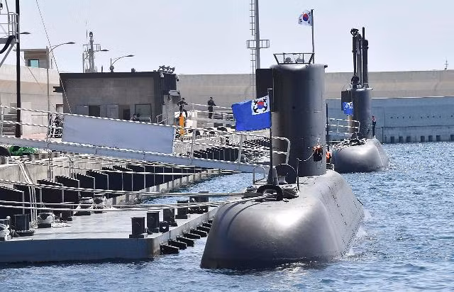 Hàn Quốc cũng đang vận hành khoảng 20 tàu ngầm Diesel - Điện các loại có thể phối thuốc tốt với biên đội tàu sân bay cho nhiệm vụ chống lại các mối đe dọa từ dưới mặt nước hướng vào biên đội của mình. 
