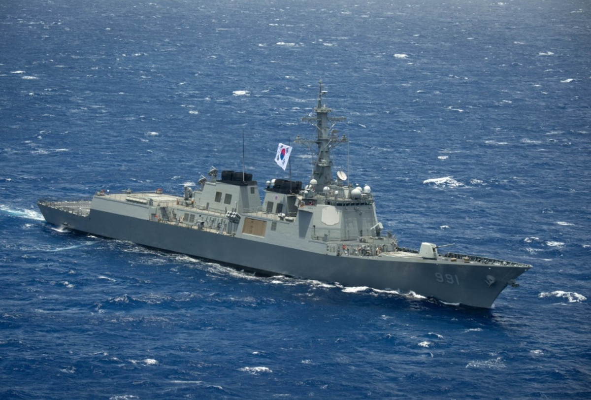 Trong đó, lớp Sejong Đại đế với số lượng 3 chiếc là tàu chiến được trang bị hệ thống Aegis đặc biệt tiên tiến do Mỹ phát triển. Điển hình với việc trang bị tới 80 ống phóng thẳng đứng VLS dùng để triển khai tên lửa phòng không SM-2 có khả năng đánh chặn tên lửa đạn đạo liên lục địa từ ngoài bầu khí quyển, và 48 ống phóng K-VLS cho nhiệm vụ triển khai tên lửa đạn đạo cũng như tên lửa chống ngầm.