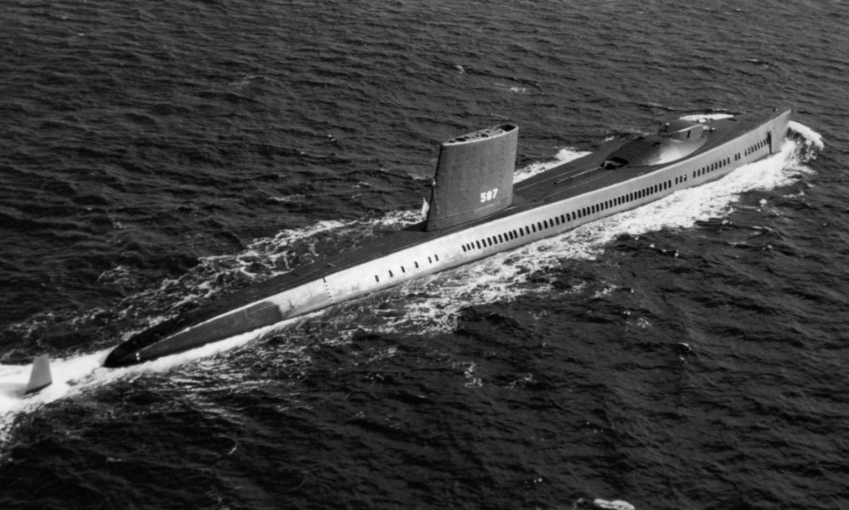 Chiến dịch đặt thiết bị nghe trộm của tình báo Mỹ vào đường cáp ngầm của Liên Xô, có tên gọi là Chiến dịch Ivy Bells được tiến hành vào năm 1970. Do tính chất tối mật của Chiến dịch Ivy Bells, nên hầu như tất cả thủy thủ đoàn của Halibut, không hề biết bản chất thực sự của nhiệm vụ, đặt thiết bị gần đường cáp để làm gì.