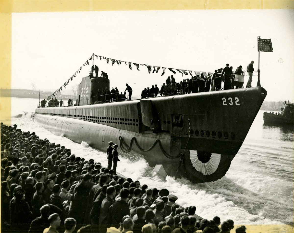 Để bảo vệ bí mật của nhiệm vụ, thủy thủ đoàn của tàu Halibut được thông báo rằng, họ sẽ có nhiệm vụ, cố gắng thu hồi một tên lửa tầm xa của Liên Xô; nhưng trên thực tế, đây chỉ là mục tiêu phụ của nhiệm vụ.