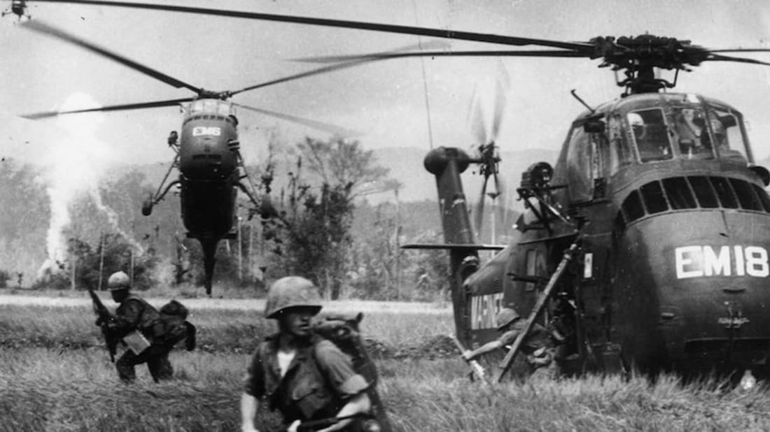 Cuối cùng là trực thăng vận tải Sikorsky H-34 và H-19, được ra mắt vào năm 1950 với tư cách là máy bay trực thăng vận tải quân sự, có chỗ ngồi cho 10 đến 16 binh sĩ, với cabin có thể tiếp cận từ buồng lái. Hàng trăm chiếc trong số này được chế tạo cho quân đội Mỹ trong Chiến tranh Triều Tiên và Chiến tranh Việt Nam. Nguồn ảnh: Warhistory.
