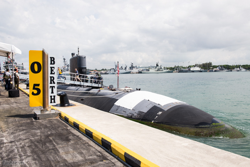 Sau khi dự án tàu ngầm hạt nhân đã được làm rõ, Australia có thể bắt tay ngay vào công việc xây dựng các căn cứ và cơ sở hạ tầng bảo trì cần thiết. Mỹ và Anh có thể cung cấp các cơ sở vật chất liên quan, để cho Australia bắt đầu xây dựng cơ sở hạ tầng cần thiết, nhằm hỗ trợ tàu ngầm hạt nhân.