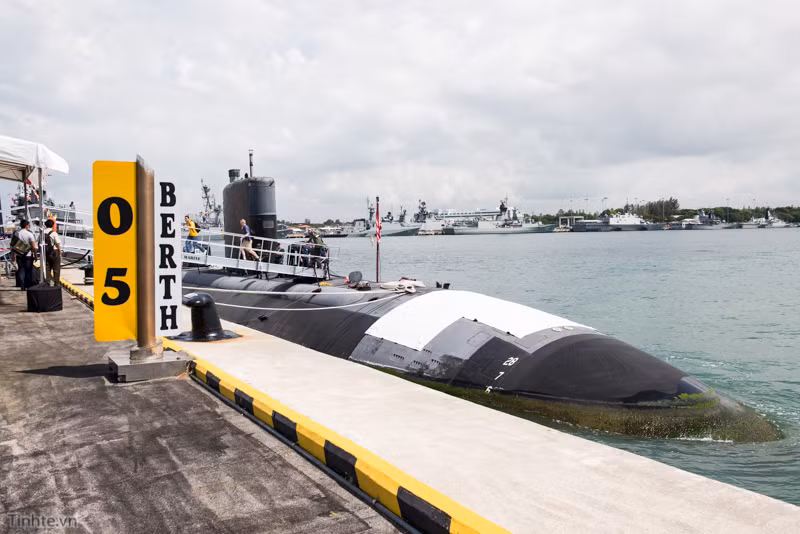 Sau khi dự án tàu ngầm hạt nhân đã được làm rõ, Australia có thể bắt tay ngay vào công việc xây dựng các căn cứ và cơ sở hạ tầng bảo trì cần thiết. Mỹ và Anh có thể cung cấp các cơ sở vật chất liên quan, để cho Australia bắt đầu xây dựng cơ sở hạ tầng cần thiết, nhằm hỗ trợ tàu ngầm hạt nhân.