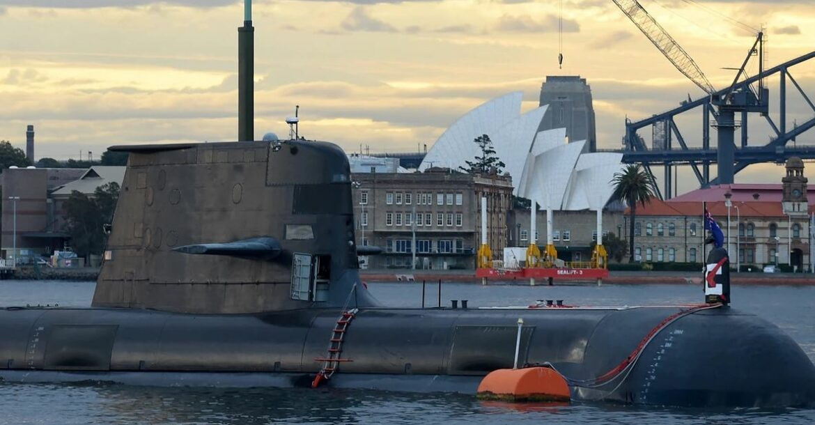 Hải quân Australia có kế hoạch cho loại biên số tàu ngầm thông thường này vào khoảng năm 2026; nhưng vì chưa có tàu ngầm mới thay thế, do vậy họ phải có kế hoạch nâng cấp kéo dài thời gian phục vụ của lớp tàu ngầm này; số tiền nâng cấp cũng không hề nhỏ.