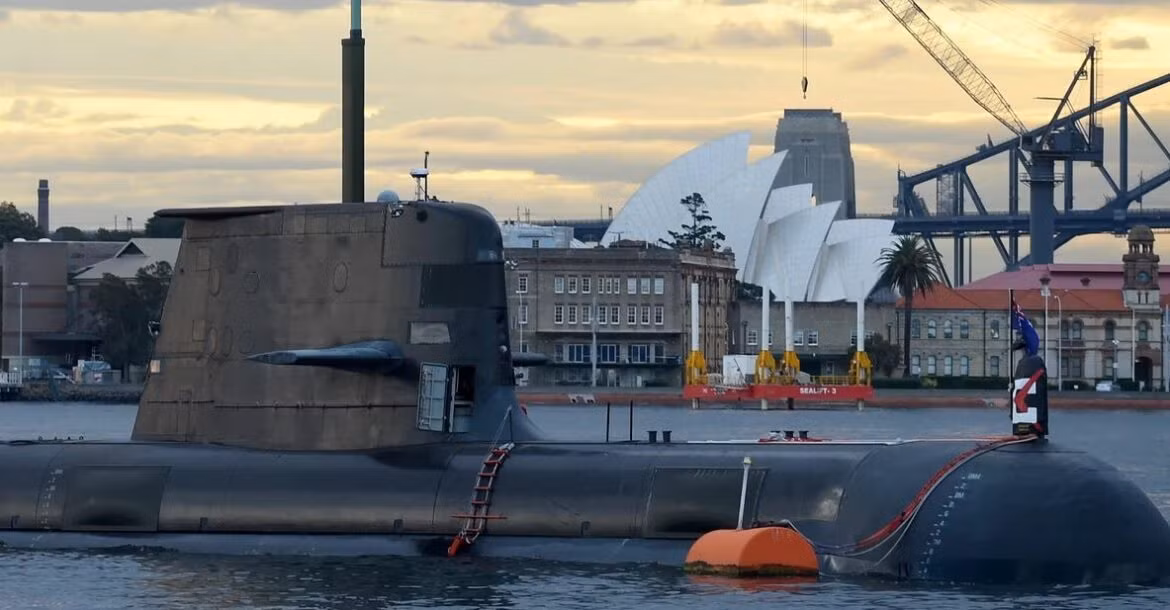 Hải quân Australia có kế hoạch cho loại biên số tàu ngầm thông thường này vào khoảng năm 2026; nhưng vì chưa có tàu ngầm mới thay thế, do vậy họ phải có kế hoạch nâng cấp kéo dài thời gian phục vụ của lớp tàu ngầm này; số tiền nâng cấp cũng không hề nhỏ.