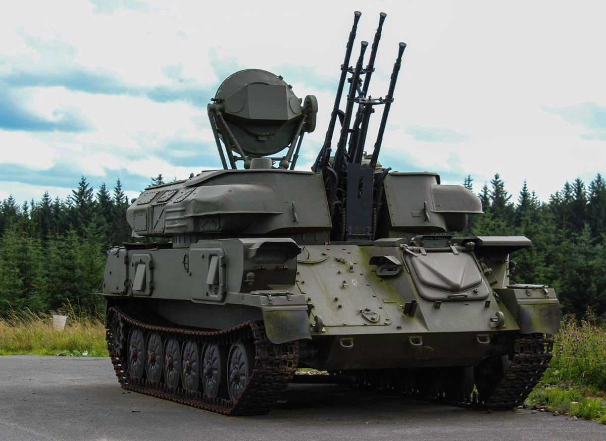 ZSU-23-4M được đặt trên khung gầm xe thiết giáp bánh xích GM-575, có khả năng việt dã trên mọi địa hình khá tốt, với tốc độ tối đa 50km/h trên đường nhựa.