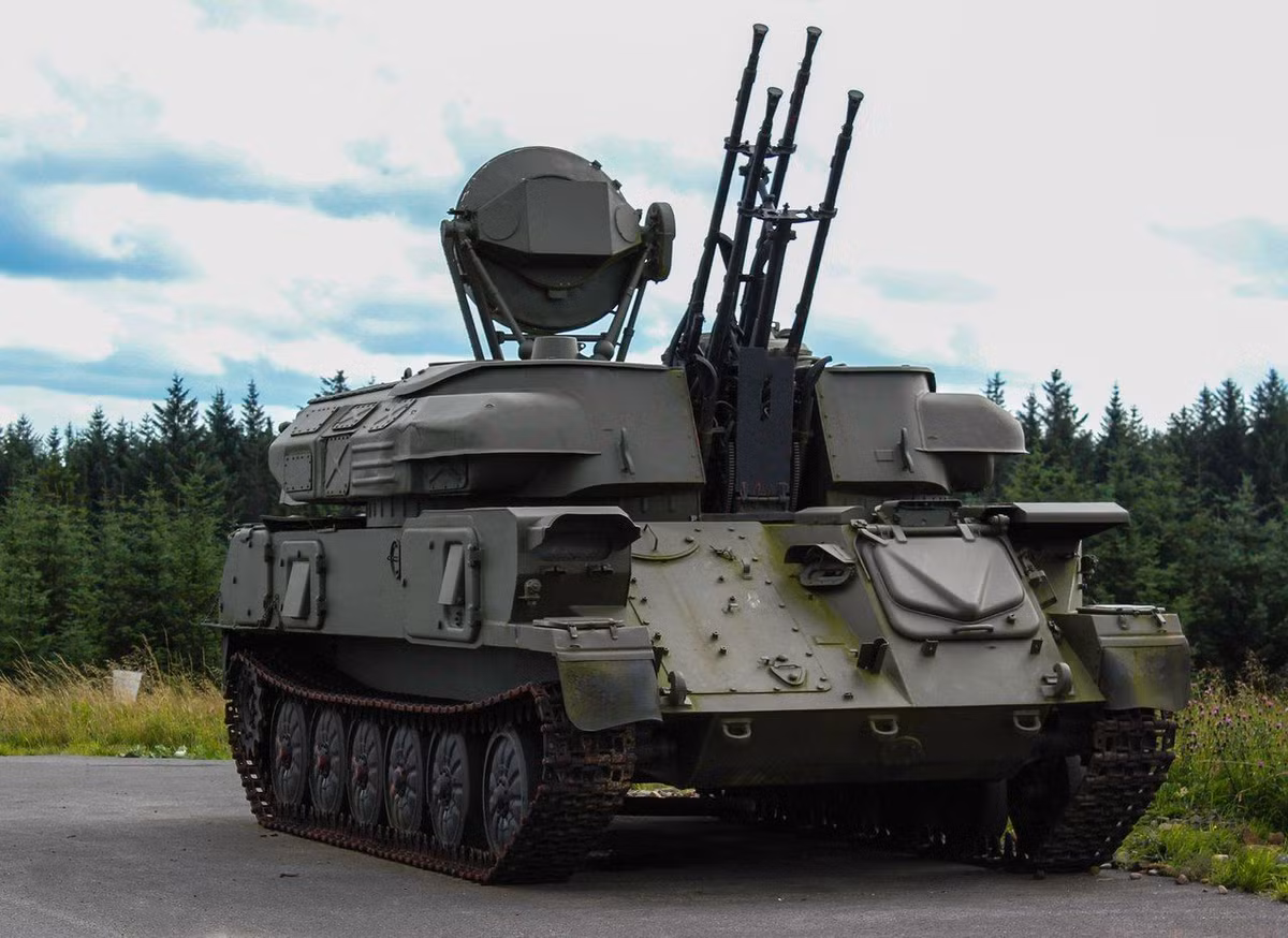 ZSU-23-4M được đặt trên khung gầm xe thiết giáp bánh xích GM-575, có khả năng việt dã trên mọi địa hình khá tốt, với tốc độ tối đa 50km/h trên đường nhựa.