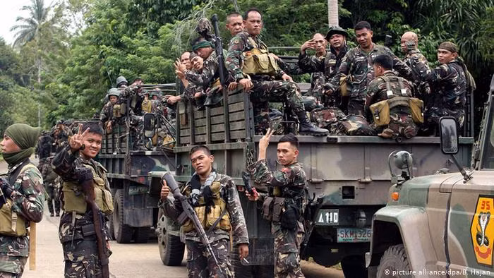 Mặc dù là quốc gia có vị trí địa chính trị quan trọng ở khu vực châu Á - Thái Bình Dương, nhưng trong nhiều thập kỷ qua, Philippines không chú ý đến việc củng cố tiềm lực quốc phòng. Hiện tại Quân đội Philippines có năng lực chiến đấu hạn chế, do không được trang bị những vũ khí hiện đại. 