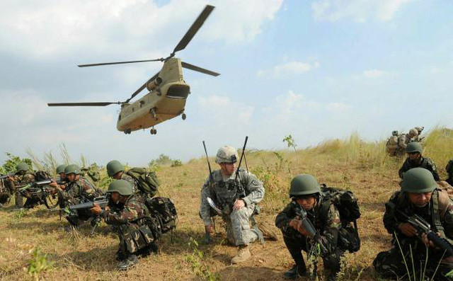 Philippines là một quốc đảo, bao gồm hơn 7.600 hòn đảo, ngăn cách Biển Đông từ phía Tây Thái Bình Dương, do vậy Philippines có vai trò trọng yếu, trong khống chế eo biển Malacca và cửa ngõ từ biển Đông ra Thái Bình Dương.