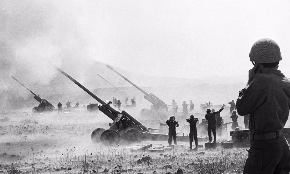 Nhục nhã vì thất bại nặng nề trong “Cuộc chiến tranh Sáu ngày” năm 1967, Tổng thống Ai Cập Gamal Abdel Nasser đã chọn đối đầu với Israel, với “Cuộc chiến tiêu hao” từ năm 1967-1970, khi Ai Cập liên tục dùng pháo binh và biệt kích tấn công vào các vị trí đóng quân của Israel, dọc theo Kênh đào Suez.