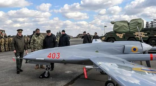 Vào tháng 7/2018, Ukraine và Thổ Nhĩ Kỳ đã ký hợp đồng mua UAV, bao gồm 6 UAV TB-2 và 200 tên lửa, với tổng giá trị hợp đồng là 69 triệu USD. Những chiếc TB-2 là loại UAV vũ trang, được trang bị vũ khí dẫn đường chính xác để tấn công xe bọc thép, công sự, sinh lực ẩn/lộ. Đồng thời, UAV TB-2 cũng có thể được sử dụng để tấn công các tàu nổi.